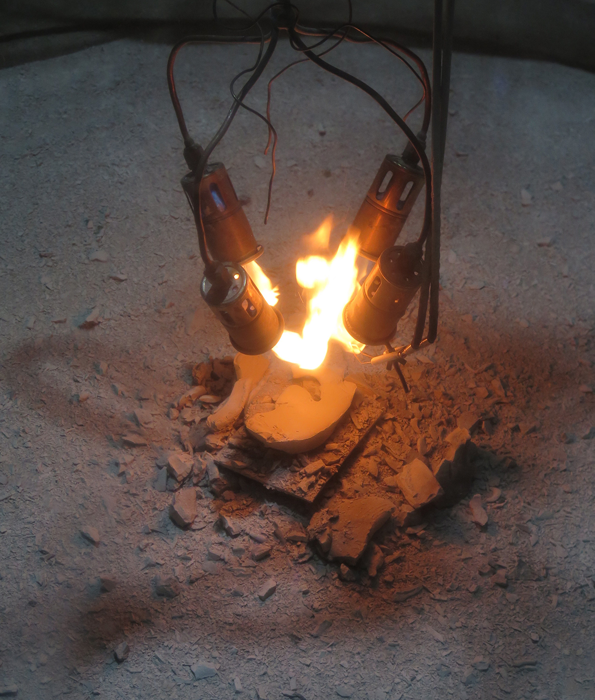 Vivien Roubaud - Butane, bruleurs, terre à grès crue, eau, air, cuivre, combustion, papier cristal, 2014, 2014